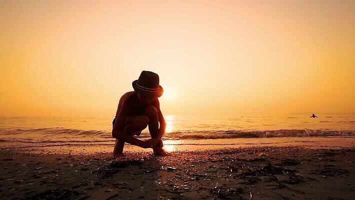 남자 실루엣 어린이 바다 여행 백그라운드 맨발 자연 놀이 휴가 소년 야외 물 태양 MP4 해외동영상 슬로모션 클립영상 자연요소 발 촬영기법 사람 생태계 동영상 파일형식
