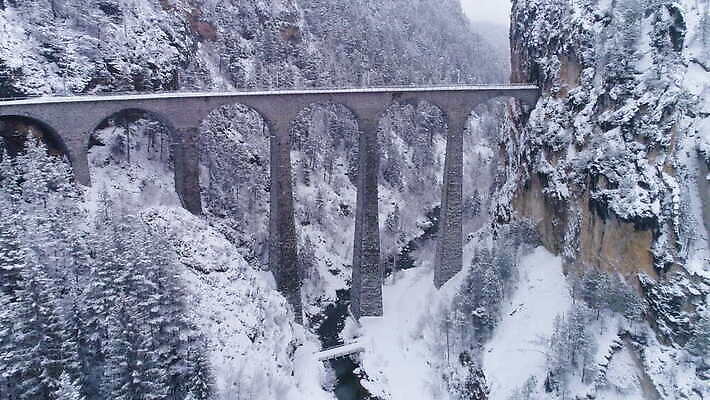 나무 겨울 자연 하늘 산 안테나 풍경 사람없음 야외 골짜기 기찻길 추위 흰색 터널 숲 스위스 알프스 공학 항공촬영 구름다리 랜드마크 옛날 조감도 4K MOV 해외동영상 클립영상 식물 계절 교육 유럽 길 뷰포인트 컬러 통신 다리 생태계 동영상 가교 파일형식