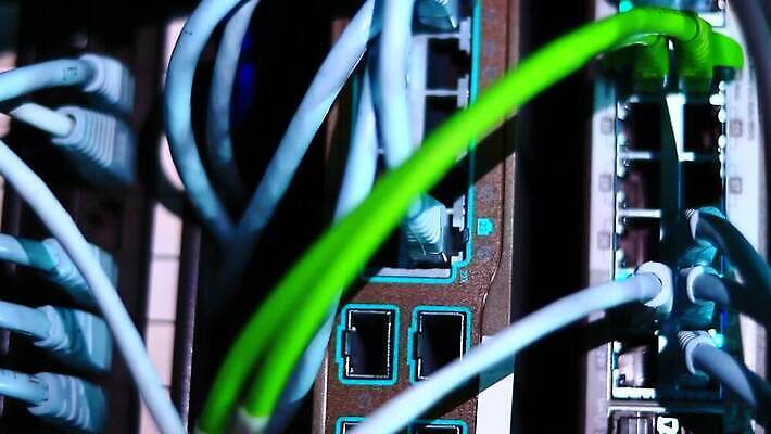 선 컨셉 인터넷 비즈니스 통신 부분 기술 사람없음 파란색 컴퓨터 디지털 자료 장비 정보 그물 네트워크 센터 플러그 전기에너지 연결 접속 속도 전자 철사 시스템 포트 스위치 랜 서버 신발장 인터페이스 네트워킹 MOV 해외동영상 클립영상 컬러 전자제품 에너지 동영상 파일형식