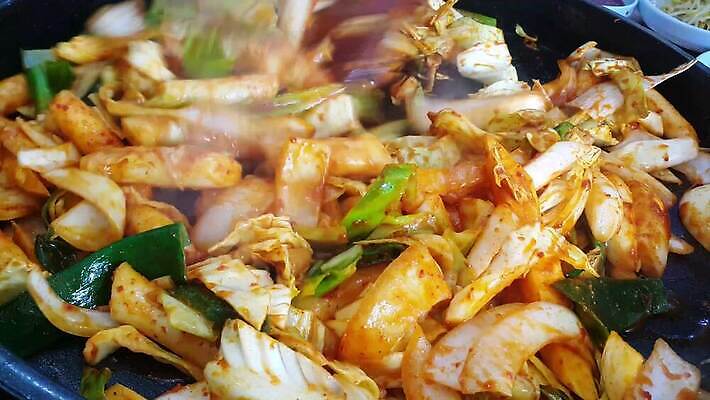 라이프스타일 그릇 음식 고추 주방용품 서브 한국 실내 마늘 육류 요리 사람없음 빨간색 식사 치킨 튀김 신선 뜨거움 양념 연기 그릴 수증기 난로 양배추 브런치 후추 생강 남쪽 점심식사 끓이기 단백질 절임 4K MOV 해외동영상 클립영상 식기 아시아 컬러 생활용품 채소 식재료 모션 내부 생활 난방기 방향 향신료 동영상 닭고기요리 영양소 파일형식