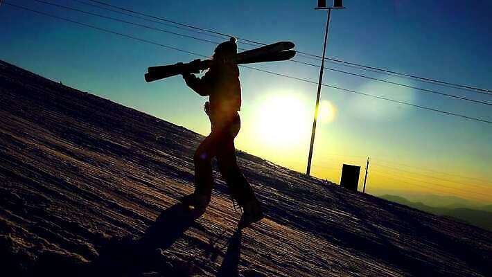 실루엣 스포츠 겨울 하늘 성공 스키 산 사람 야외 일몰 등산 하이킹 추위 흰색 정상 오르기 알프스 스키선수 무임승차 산악가 하이커 4K HD MP4 해외동영상 클립영상 계절 유럽 컬러 여행 컨셉 모션 레저 겨울스포츠 운동선수 촬영기법 노을 트래킹 승차 동영상 파일형식