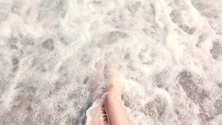 여자 모래 파도 바다 여행 발 자연 휴가 휴식 사람 해변 여름 모래사장 4K MOV 해외동영상 클립영상 계절 컨셉 신체부위 생태계 동영상 파일형식