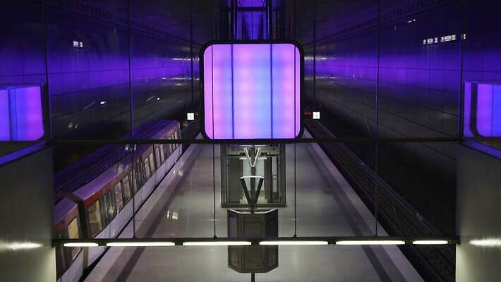 디자인 유럽 선 여행 백그라운드 이동 건축양식 교통시설 유리 미래 독일 사람없음 내부 건물 파란색 빛 사무실 계단 금속 기차 도시 시간 터널 전철 역 아래 속도 에스컬레이터 튜브 지하 일반 빛망울 대칭 함부르크 비어있는 4K MOV 해외동영상 클립영상 건축물 건축 나라 길 육상교통 컬러 교통 컨셉 비즈니스 재질 대중교통 방향 시설 위치 동영상 파일형식