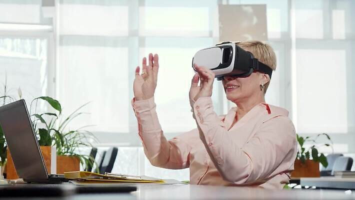 디자인 여자 비즈니스 CEO 사업가 놀이 미래 휴식 고글 아이디어 직장 기술 한명 사무실 3D 헤드폰 놀람 비즈니스우먼 체험 작업실 사이버 손목시계 하이테크 비전 혁명 비디오게임 인터페이스 프로젝트 홀로그램 가상현실 힙스터 현실 4K MOV 해외동영상 클립영상 직업 1 패션 감정 시계 음향기기 컨셉 회사 장신구 표정 사람 게임 직장인 디지털합성 동영상 파일형식