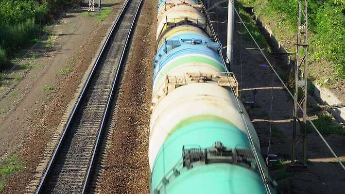 산업 도로 비즈니스 교통시설 통 사람없음 여름 기찻길 기차 에너지 화물 액체 기름 휘발유 석유 정상 컨테이너 러시아 탱크 마차 연료 가스 무거움 단상 디젤 방법 선로 유조선 철강 공급 4K MP4 해외동영상 클립영상 계절 유럽 길 음식 육상교통 교통수단 교통 대중교통 운송업 무게 시설 동영상 파일형식