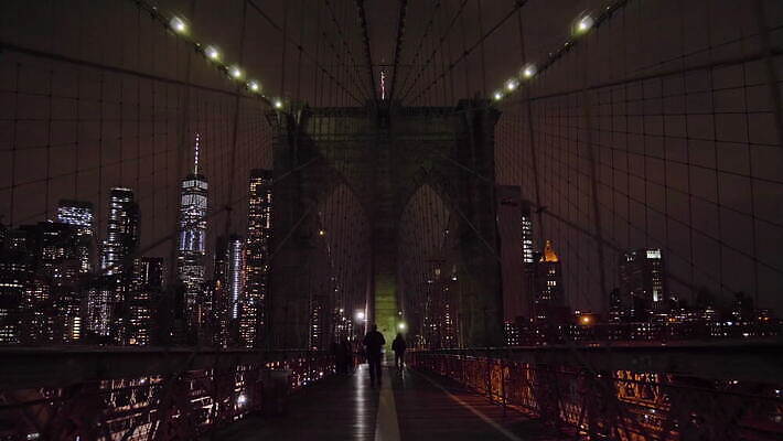 여행 건축양식 사람 사람없음 건물 도시풍경 고층빌딩 미국 도시 도심 야간 저녁 뉴욕 스카이라인 갸우뚱 맨해튼 빛망울 랜드마크 브루클린 4K 틸트업 MOV 해외동영상 클립영상 자연요소 건축물 건축 북아메리카 모션 촬영기법 풍경 빌딩 빛 동영상 파일형식