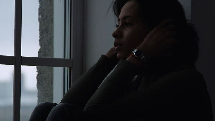 응시 여자 창문 스트레스 갈색머리 표정 한명 사람 앉기 인종 청춘 뷰티 유행 검은색 슬픔 자신감 아프리카인 좌절 불안 고민 문제 긴장 배려 트러블 4K MOV 해외동영상 클립영상 외국인 1 헤어스타일 시선 감정 컬러 컨셉 모션 동영상 파일형식