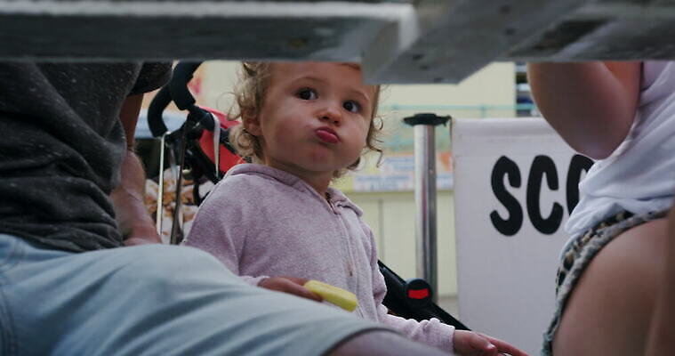 여자 남자 딸 음식 가족 엄마 남편 영국 함께함 야외 세명 식사 아내 아빠 닫기 먹기 점심식사 수유 서식스 4K MOV 해외동영상 클립영상 유럽 컨셉 관계 모션 사람 동영상 파일형식