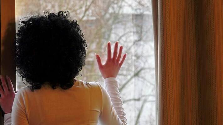 백인 응시 여자 감정 얼굴 백그라운드 컨셉 스트레스 사람 성인 검은색 고통 슬픔 표현 좌절 고독 울음 이별 고민 두통 문제 긴장 파산 부정적 우울증 혼란 혼자 실종 4K HD MP4 해외동영상 클립영상 서양인 시선 컬러 표정 신체부위 금융 질병 사건 동영상 파일형식