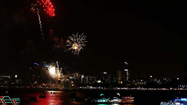 기념일 바다 백그라운드 파타야 하늘 추상 휴가 불꽃 새해 기념 폭죽 불꽃놀이 이벤트 사람없음 물 컬러풀 파티 크래커 탑 검은색 축제 로켓 축하 도시 보트 야간 큼 폭발 폭발물 쇼 광 진짜 카운트다운 4K MOV 해외동영상 클립영상 자연요소 건축물 무기 컬러 컨셉 무늬 태국 놀이 불 쿠키 배 크기 동영상 선박 파일형식