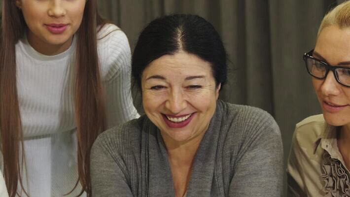 직업 라이프스타일 여자 인터넷 비즈니스 사업가 통신 아이디어 기술 실내 창조 여러명 친구 노트북 컴퓨터 사무실 우정 업무 비즈니스우먼 체험 네트워크 계획 토론 분석 경영자 격려 온라인 전자상거래 개발 경영 프리랜서 4K MOV 해외동영상 클립영상 감정 다수 컨셉 관계 모션 사람 내부 생활 전자제품 작업 직장인 리더 동영상 파일형식