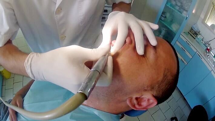 백인 직업 남자 건강 치과 병원 사람 성인 치료 약 거울 장비 환자 의사 공구 입 치아 준비 치과의사 약속 방문 외과 돌봄 위생관리 인공 표현성 구강학 MOV 해외동영상 클립영상 서양인 의학 모션 관리 신체부위 의료진 도구 소화기관 동영상 파일형식