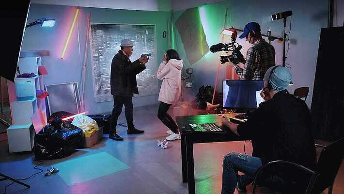 직업 캐릭터 놀이 실내 여러명 장식 빛 세트 카메라 장비 총 업무 배우 발사 승무원 필름 영화 장면 다인종 동영상 책임자 반사경 우수 운영자 프로듀서 4K MOV 해외동영상 슬로모션 클립영상 무기 다수 문화예술 촬영기법 사람 인종 내부 전자제품 작업 절기 연예인 파일형식