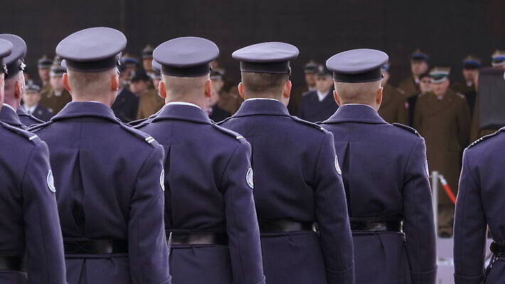 무기 선 이동 유니폼 경비 사람 이벤트 야외 축제 힘 총 축하 용기 그룹 의식 보호 군용 잔치 보안 광택 육군 질서 병정 폴란드 규율 등급 송곳 장교 전국 줄서기 특공대 특별함 필승 치프 4K MOV 해외동영상 클립영상 그릇 옷 유럽 컨셉 모션 군대 안전 예절 우승 동영상 특수부대 파일형식