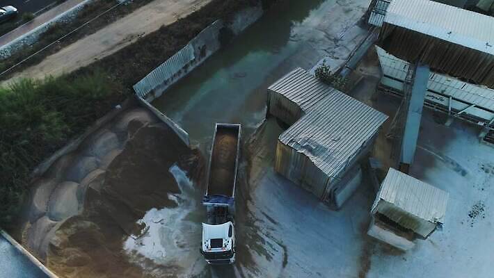 외관 공공시설 산업 모래 공장 교통시설 노동자 안테나 사람없음 건물 항구 기계 장비 건설현장 공구 업무 작업 제조 컨테이너 땅 천 믹서 창고 준비 시설 파이프 시멘트 먼지 짐차 무거움 공학 물류 계약자 드론 로딩 분배 섞기 채석 철강 컨베어밸트 콘크리트 4K MOV 해외동영상 클립영상 직업 건축물 교육 교통 통신 공업 자동차 건설업 도구 직물 무게 계약 동영상 파일형식