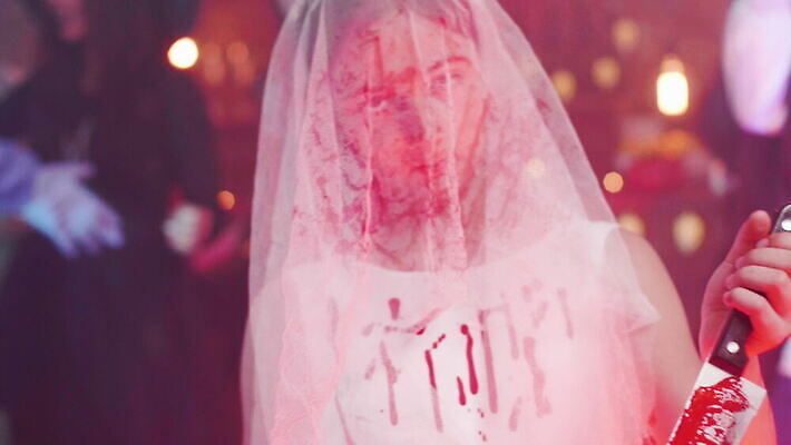 드레스 옷 어린이 음악 백그라운드 휴가 전등 조명 사람 장식 빨간색 친구 파티 황혼 할로윈 흰색 죽음 춤 아내 바 혈액 칼 야간 위험 무서움 날카로움 변장 베일 10월 시체 호러 4K MOV 해외동영상 클립영상 자연요소 감정 컬러 컨셉 관계 문화예술 이벤트 일몰 날짜 공포 동영상 파일형식