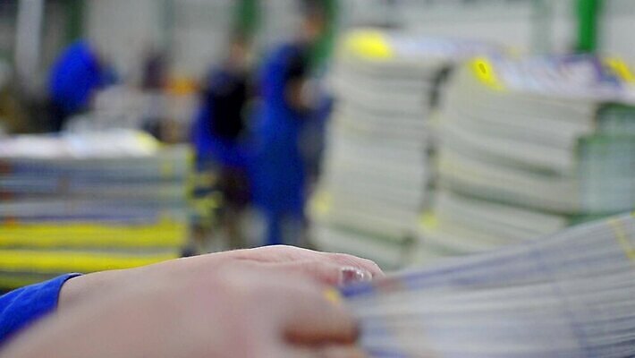 손 산업 포스터 종이 컬러 공장 모션 직장 실내 사람 내부 책 사무실 장비 업무 잡지 인쇄 큼 속도 분수 블러 제어 조작 출판 MOV 해외동영상 클립영상 회사 비즈니스 공업 신체부위 간행물 작업 크기 동영상 파일형식