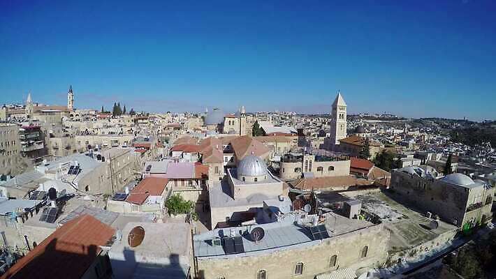 나무 구름 종교 문화 벽 여행 십자가 건축양식 하늘 산 주택 사람없음 건물 도시풍경 교회 바위 도시 사찰 역사 황금 중앙 이슬람교 땅 신성 타운 첨탑 동쪽 스카이라인 랜드마크 사당 신앙심 예루살렘 옛날 이스라엘 팔레스타인 4K MP4 해외동영상 클립영상 자연요소 식물 건축물 건축 중동 종교건축 풍경 탑 돌_바위 방향 동영상 서아시아 파일형식