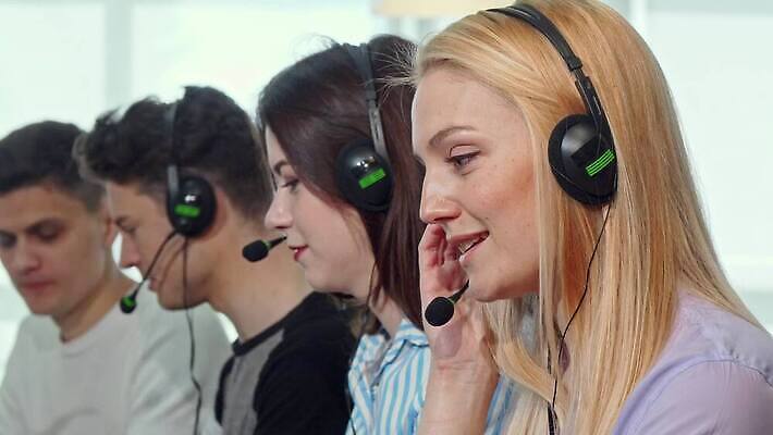 직업 회사 비즈니스 통신 노동자 여러명 스마트폰 컴퓨터 사무실 헤드폰 업무 도움 상담원 종업원 중개인 전화기 고객 집중 마이크 직원 서비스 컨설턴트 경영자 텔레마케팅 안내원 부름 비서 온라인 돌봄 운영자 지원 헬프 대리인 4K MOV 해외동영상 클립영상 음향기기 다수 컨셉 모션 사람 전자제품 핸드폰 스마트기기 작업 사무원 전문직 서비스업 상담 리더 동영상 파일형식