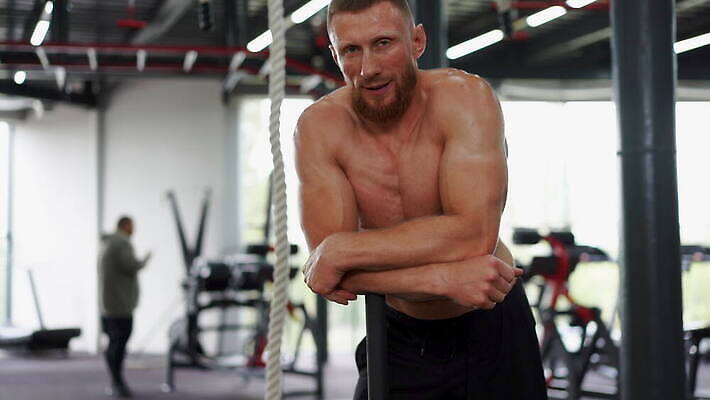 백인 웰빙 남자 스포츠 운동화 신체 근육 수염 탈의 실내 건강 한명 서기 미소 사람 운동 힘 장비 분노 바퀴 망치 연습 체육관 땀 근육질 타이어 노력 트랙터 몸통 때리기 복근 스트라이크 운동가 4K MOV 해외동영상 클립영상 서양인 1 감정 신발 모션 표정 내부 신체부위 공구 농기계 몸매 특수차량 동영상 파일형식