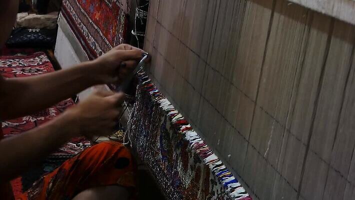 전통 손 디자인 여자 산업 아시아 문화 밧줄 줄 손가락 공장 기술 미술 동양인 사람없음 장식 컬러풀 유행 카펫 공구 직물 면 업무 조직 실 제조 실크 천 질감 섬유 동쪽 장인 짜임 수공예 양모 옛날 짜기 핸드메이드 MP4 해외동영상 클립영상 나라 컬러 공업 모션 문화예술 사람 인종 신체부위 도구 작업 공예 방향 동영상 파일형식