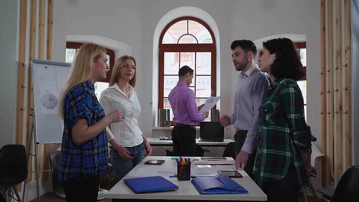 백인 직업 여자 남자 컨셉 회사 비즈니스 통신 협력 아이디어 창조 서기 사람 여러명 사무실 방 분노 비즈니스맨 비즈니스우먼 그룹 대표 토론 회의실 리더 창업 5 해결 밀레니얼 브레인스토밍 4K MOV 해외동영상 클립영상 서양인 감정 다수 모션 경제 숫자 직장인 자영업 동영상 파일형식