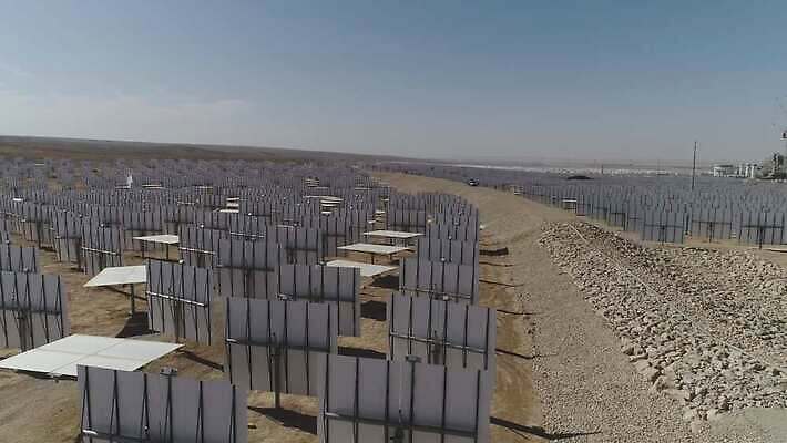 산업 밭 미래 건조 풍경 사람없음 초록색 햇빛 태양 농장 환경 탑 힘 재활용 거울 사막 발전소 에너지 판넬 뜨거움 하이테크 패널 내추럴 드론 랜드마크 조감도 4K MOV 해외동영상 클립영상 자연요소 건축물 컬러 컨셉 농업 기술 친환경 동영상 파일형식