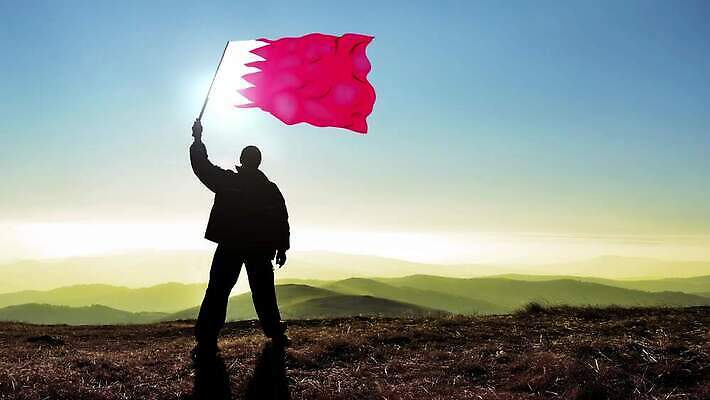 실루엣 파도 백그라운드 컨셉 산 한명 서기 사람 야외 파란색 힘 수확 깃발 잡기 고리 정상 심볼 언덕 긍정 애국심 발견 독립 바레인 승자 필승 자극 4K MP4 해외동영상 클립영상 1 바다 컬러 농업 중동 모션 촬영기법 우승 동영상 파일형식