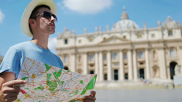 백인 라이프스타일 응시 행복 유럽 종교 문화 조각 여행 지도 건축양식 가이드 휴가 거리 한명 사람 소년 건물 성당 교회 여행객 걷기 이탈리아 천주교 골동품 흰색 도시 역사 로마 검색 정사각형 광장 방문 랜드마크 로마인 바실리카 MOV 해외동영상 사도궁 클립영상 도형 서양인 직업 1 건축물 시선 남자 건축 감정 나라 어린이 컬러 종교건축 모션 인종 생활 궁전 동영상 바티칸 파일형식