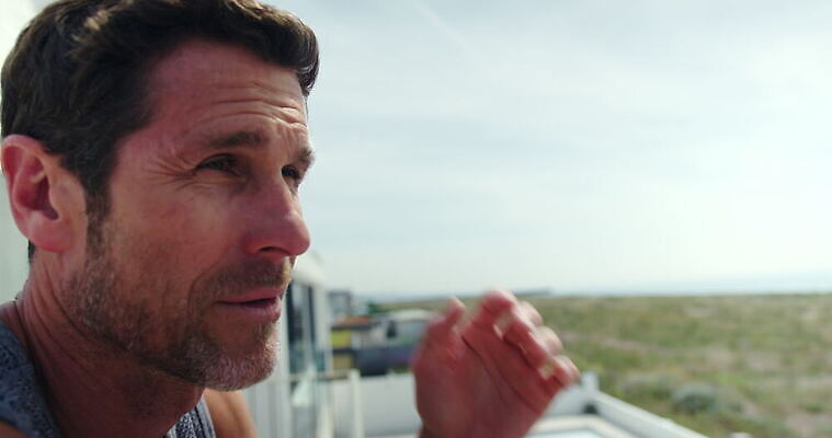 바다 아침 영국 한명 미소 야외 두명 옆모습 발코니 닫기 명상 도피 서식스 4K MOV 해외동영상 슬로모션 클립영상 주간 1 유럽 뷰포인트 모션 촬영기법 표정 사람 동영상 파일형식