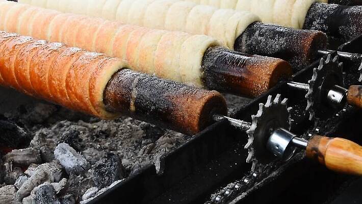 전통 유럽 음식 디저트 3 굴뚝 요리 사람없음 갈색 케이크 막대기 그룹 꼬치 오스트리아 달콤 그릴 설탕 굽기 먹기 준비 회전 날것 반죽 각도 롤 체코 프라하 헝가리 충동구매 대각선 슬로바키아 오리지널 인기 페스츄리 해로움 MOV 해외동영상 클립영상 나라 선 빵 컬러 컨셉 모션 주방용품 쇼핑 맛 구이 동영상 동유럽 과소비 파일형식