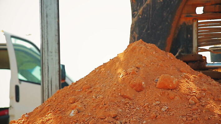 산업 노동자 사람없음 건물 금속 기계 흙 장비 기구 공구 구멍 파편 땅 굴착기 발굴 회전 먼지 트랙터 무거움 기어 한조각 흙더미 모터 땅바닥 땅파기 송곳 이스라엘 철강 MOV 해외동영상 클립영상 직업 1 건축물 재질 바닥 도구 중장비 무게 농기계 특수차량 동영상 서아시아 파일형식 더미