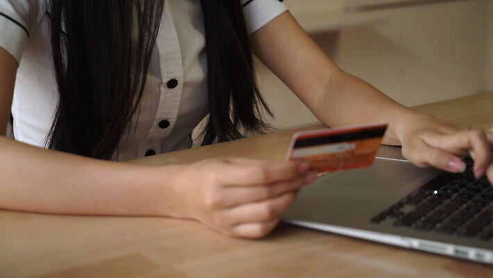 라이프스타일 인터넷 청소년 성공 노동자 실내 한명 미소 동양인 성인 쇼핑 컴퓨터 사무실 업무 비즈니스우먼 신용카드 구매 고객 바쁨 결제 멀리 온라인 전자상거래 인출 혼혈 4K MOV 해외동영상 클립영상 직업 1 여자 컨셉 비즈니스 표정 사람 인종 내부 생활 금융 전자제품 작업 직장인 다문화 동영상 파일형식