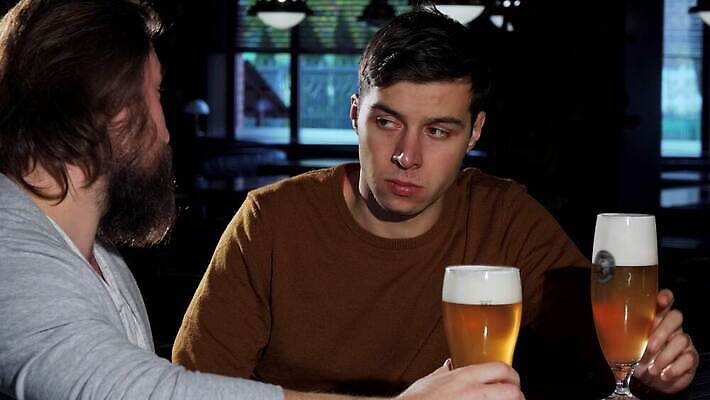 라이프스타일 남자 음료 통신 응원 유리 휴가 휴식 스트레스 맥주 생맥주 사람 이벤트 두명 친구 식당 우정 카페 슬픔 알코올 신선 도시 바 맛 갈증 계산대 주말 중독 우울증 지원 유흥 4K MOV 해외동영상 클립영상 감정 컨셉 관계 재질 주류 생활 상점 질병 동영상 파일형식