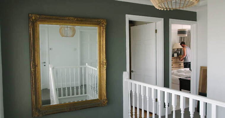 가정 영국 실내 한명 두명 인테리어 계단 거울 철책 서식스 4K MOV 해외동영상 클립영상 1 디자인 유럽 사람 내부 동영상 파일형식