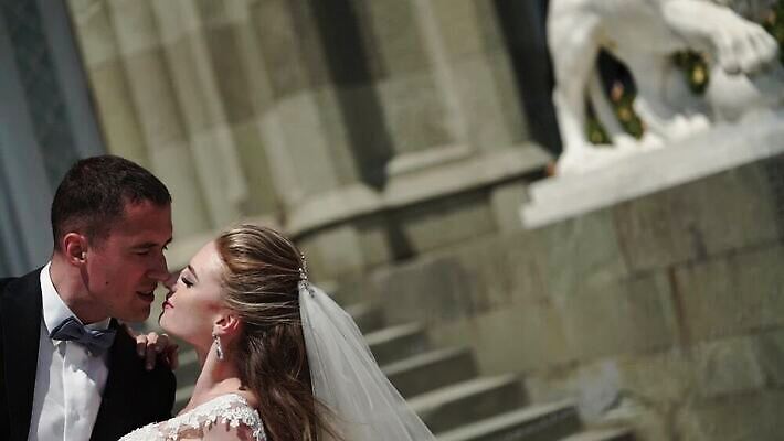 백인 드레스 여자 남자 행복 물결 파도 포즈 신랑 결혼 신혼부부 결혼식 바람 사랑 미소 야외 두명 여름 귀여움 맑음 궁전 흰색 축하 도시 가운 베일 MOV 해외동영상 슬로모션 클립영상 자연요소 서양인 부부 옷 계절 감정 바다 컬러 컨셉 고건축 날씨 촬영기법 표정 사람 이벤트 신혼 동영상 파일형식