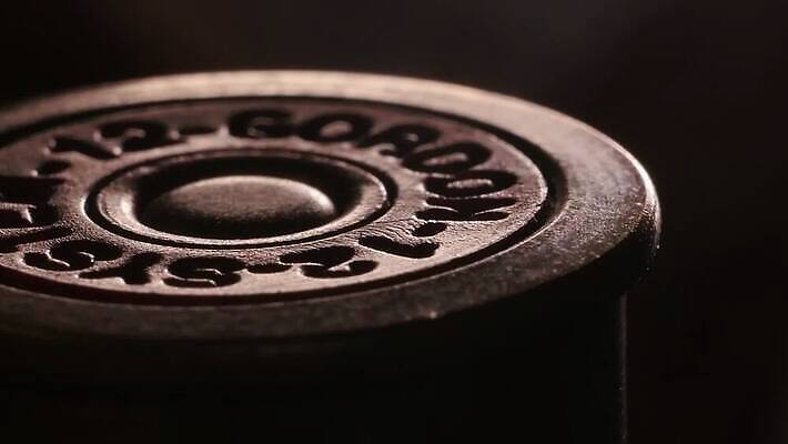 무기 백그라운드 사람없음 반사 금속 검은색 권총 총 껍질 원형 폭력 범죄 닫기 경찰 위험 충돌 묘사 싸움 전쟁 사냥 육군 총알 살인 고립 구리 놋쇠 카피스페이스 MP4 해외동영상 클립영상 도형 직업 컬러 컨셉 모션 재질 군대 공백 원소 사회이슈 동영상 파일형식