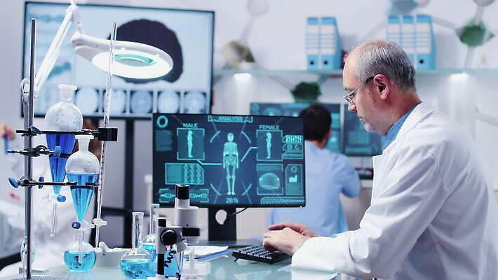 직업 여자 남자 산업 과학 건강 현미경 실험 사람 스터디 컴퓨터 약 스크린 장비 의사 코트 업무 작업 그룹 센터 실험실 연구원 과학자 분석 시설 생물학 튜브 공학 발견 조제 개발 돌봄 백신 유전 화학자 4K MOV 해외동영상 클립영상 교육 컨셉 의학 모션 실험기구 전자제품 학습 외투 의료진 만들기 동영상 학자 파일형식