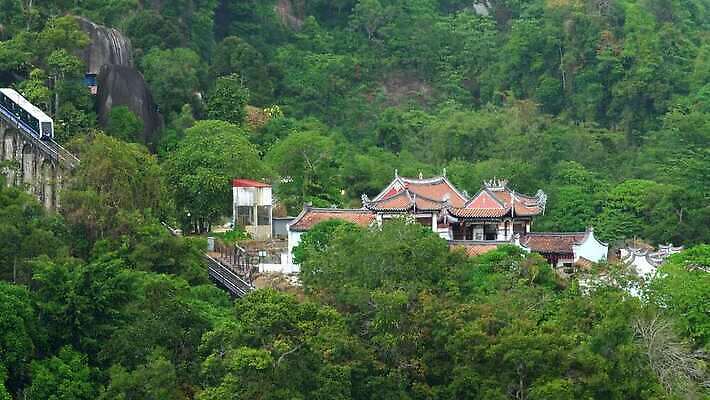 전통 아시아 상징 섬 여행 교통시설 자동차 자연 풍경 사람없음 초록색 여행객 환경 기찻길 기차 도시 사찰 터널 정상 언덕 전차 마차 승객 말레이시아 랜드마크 터미널 4K 페낭 MOV 해외동영상 클립영상 나라 길 육상교통 교통수단 컬러 교통 종교건축 대중교통 사람 시설 생태계 동영상 파일형식