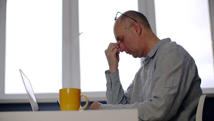 백인 직업 남자 감정 얼굴 생각 비즈니스 통신 창문 탁자 노동자 스트레스 피곤 한명 사람 성인 금융 노트북 스마트폰 사무실 공책 터치 슬픔 업무 비즈니스맨 좌절 종업원 스마트 집중 고민 경영자 코 문제 긴장 파산 곤란 과로 마감 트러블 4K MOV 해외동영상 클립영상 서양인 1 가구 컨셉 문구용품 신체부위 경제 전자제품 핸드폰 스마트기기 작업 직장인 리더 동영상 파일형식