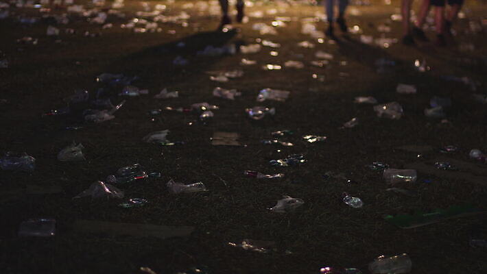 유럽 컬러 여행 출입구 전등 맥주 빨대 사람 사람없음 야외 컵 걷기 환경 축제 어둠 재활용 알코올 도시 캔 쓰레기 폐기물 야간 저녁 플라스틱 콜라 먼지 타운 랜드마크 세르비아 이슈 4K MOV 해외동영상 클립영상 자연요소 식기 나라 모션 재질 조명 주류 친환경 탄산음료 동영상 파일형식