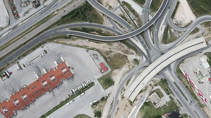 외관 유럽 도로 여행 교통시설 건설업 파노라마 풍경 사람없음 야외 역사 연결 지중해 교차로 출퇴근 마케도니아 발칸반도 4K MOV 해외동영상 클립영상 나라 산업 길 바다 교통 비즈니스 촬영기법 시설 동영상 파일형식 남유럽