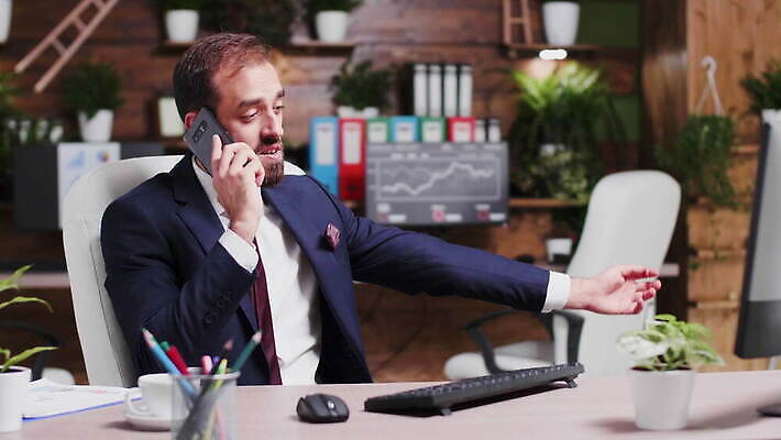 식물 직업 1 남자 비즈니스 사업가 통신 탁자 모바일 실내 말하기 대화 사람 앉기 정장 성인 장식 스마트폰 핸드폰 컴퓨터 사무실 분노 비즈니스맨 책상 팔 경영 정중 혼자 안락 4K MOV 해외동영상 슬로모션 클립영상 옷 감정 가구 컨셉 모션 촬영기법 내부 신체부위 전자제품 스마트기기 직장인 동영상 파일형식