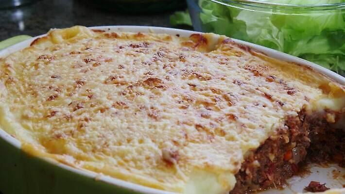 전통 접시 음식 채소 감자 파슬리 육류 요리 사람없음 식사 저녁식사 소고기 시골 굽기 시골집 프랑스어 점심식사 그라탱 다진 캐서롤 핸드메이드 4K MP4 해외동영상 클립영상 문자 식기 식재료 주택 서양음식 용기_그릇 구이 동영상 파일형식