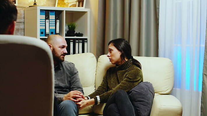 백인 직업 커플 여자 남자 지도 가족 관계 결혼식 남편 스트레스 대화 사람 앉기 성인 소파 사무실 외침 모임 분노 아내 충돌 상담 싸움 문제 곤란 정신과의사 치료사 헬프 심리치료 4K MOV 해외동영상 클립영상 서양인 감정 결혼 의자 비즈니스 모션 말하기 치료 소리 의사 도움 동영상 심리 파일형식