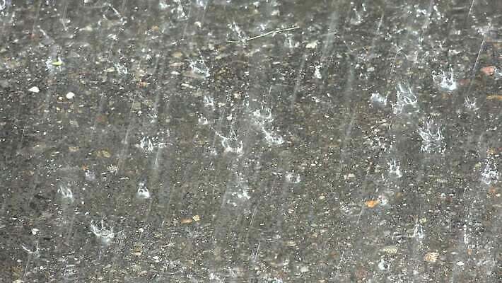 계절 도로 물결 백그라운드 모션 자연 표면 날씨 거리 사람없음 야외 물 빛 반사 환경 젖음 물방울 도시 액체 보행로 붓기 떨어짐 아스팔트 빗방울 순수 웅덩이 장면 분무기 폭풍 무거움 잔물결 폭풍우 스플래쉬 4K HD MP4 해외동영상 클립영상 자연요소 길 컨셉 교통시설 비_날씨 무게 자연재해 생태계 동영상 파일형식