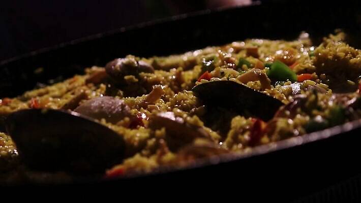 식물 전통 접시 음식 백그라운드 자연 밥 불 새우 건강 육류 어류 요리 사람없음 빨간색 파란색 주방 숟가락 식사 시골 신선 뜨거움 스페인 맛 습지 수프 큼 지중해 먹기 해산물 향신료 홍합 낚시꾼 레시피 후추 천국 발렌시아 스페인어 4K MP4 해외동영상 클립영상 자연요소 식기 유럽 바다 컬러 컨셉 식재료 모션 어패류 수저 갑각류 수중동물 크기 생태계 동영상 향미료 파일형식