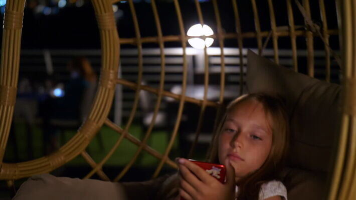 라이프스타일 디자인 응시 의자 모바일 휴가 휴식 주택 매달리기 한명 사람 앉기 야외 내부 목재 10대 스마트폰 핸드폰 뷰티 정원 어둠 활발 저녁 그네 주말 해먹 등나무 안락 MOV 해외동영상 클립영상 나무 1 시선 가구 컨셉 재료 모션 청소년 건물 생활 전자제품 스마트기기 침대 야간 동영상 파일형식