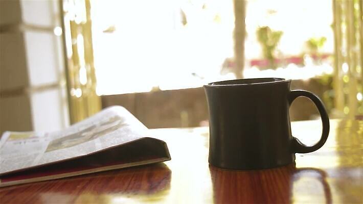 라이프스타일 여행 백그라운드 가정 탁자 아침 휴가 사람없음 야외 일상 컵 고요 신선 신문 우아함 아침식사 커피잔 상쾌 뉴욕 카푸치노 에스프레소 건강식 나란히 블랙커피 카페인 테이크아웃컵 MOV 해외동영상 클립영상 주간 식기 감정 커피 음식 가구 컨셉 잔 라이프 생활 간행물 식사 미국 뉴스 동영상 파일형식