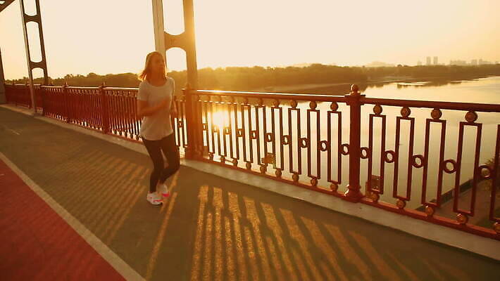 라이프스타일 여자 스포츠 포즈 모션 자연 아침 불꽃 건강 한명 사람 성인 야외 30대 운동복 금발 조깅 운동 햇빛 태양 일출 일몰 광선 황금 날씬함 연습 마라톤 느림 달리기선수 철책 혼자 MOV 해외동영상 슬로모션 클립영상 주간 자연요소 1 헤어스타일 옷 불 촬영기법 경기 생활 장년 노을 육상스포츠 몸매 생태계 육상선수 동영상 파일형식